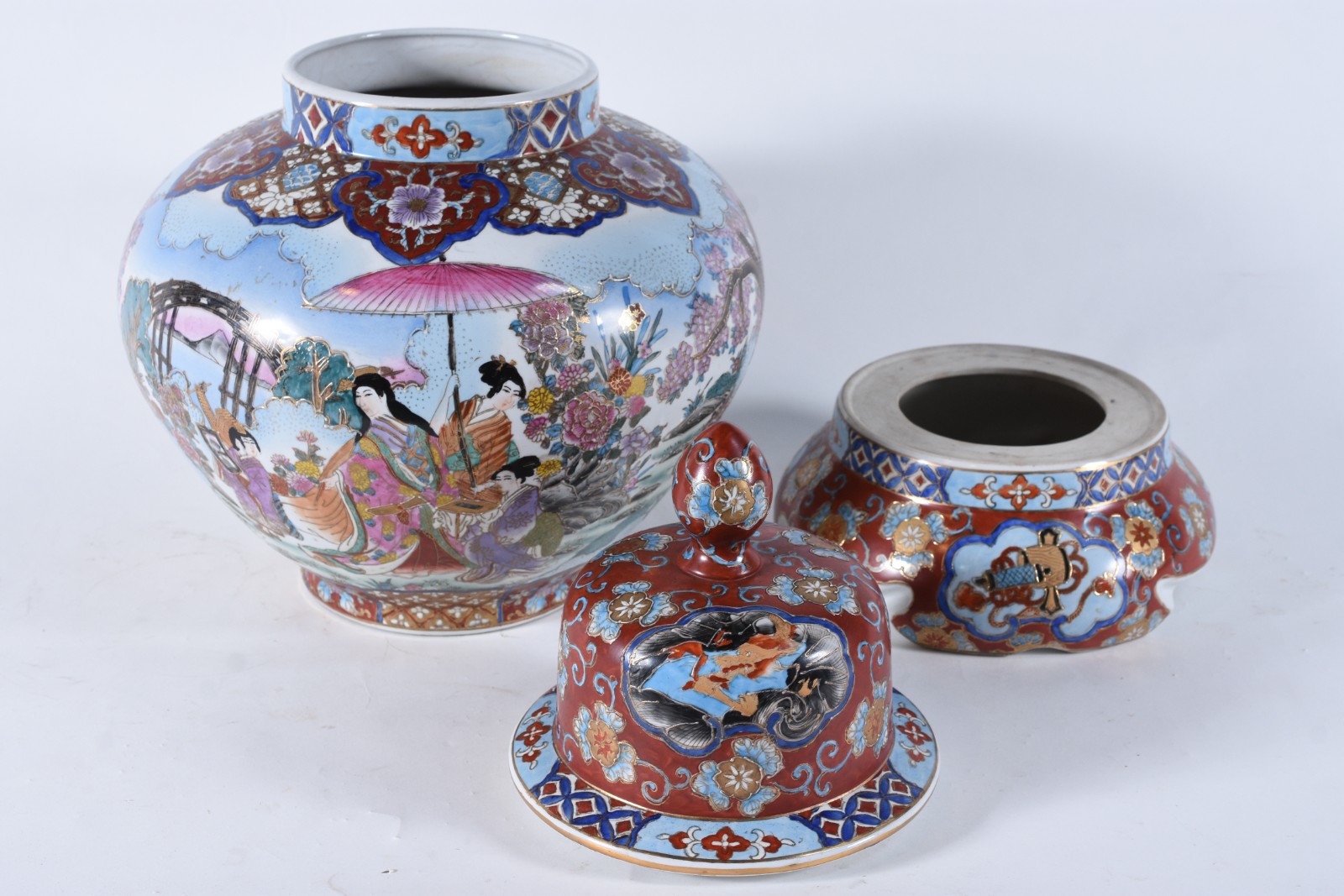 Potiche de porcelana oriental com base e tampa, decorada com figuras... - foto 7 de 10