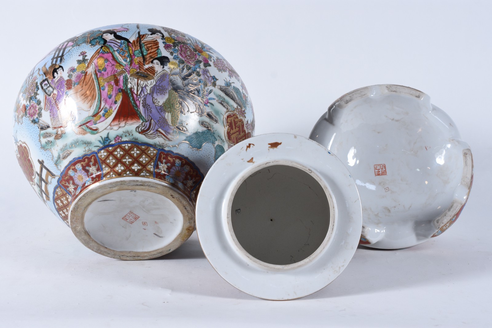 Potiche de porcelana oriental com base e tampa, decorada com figuras... - foto 9 de 10
