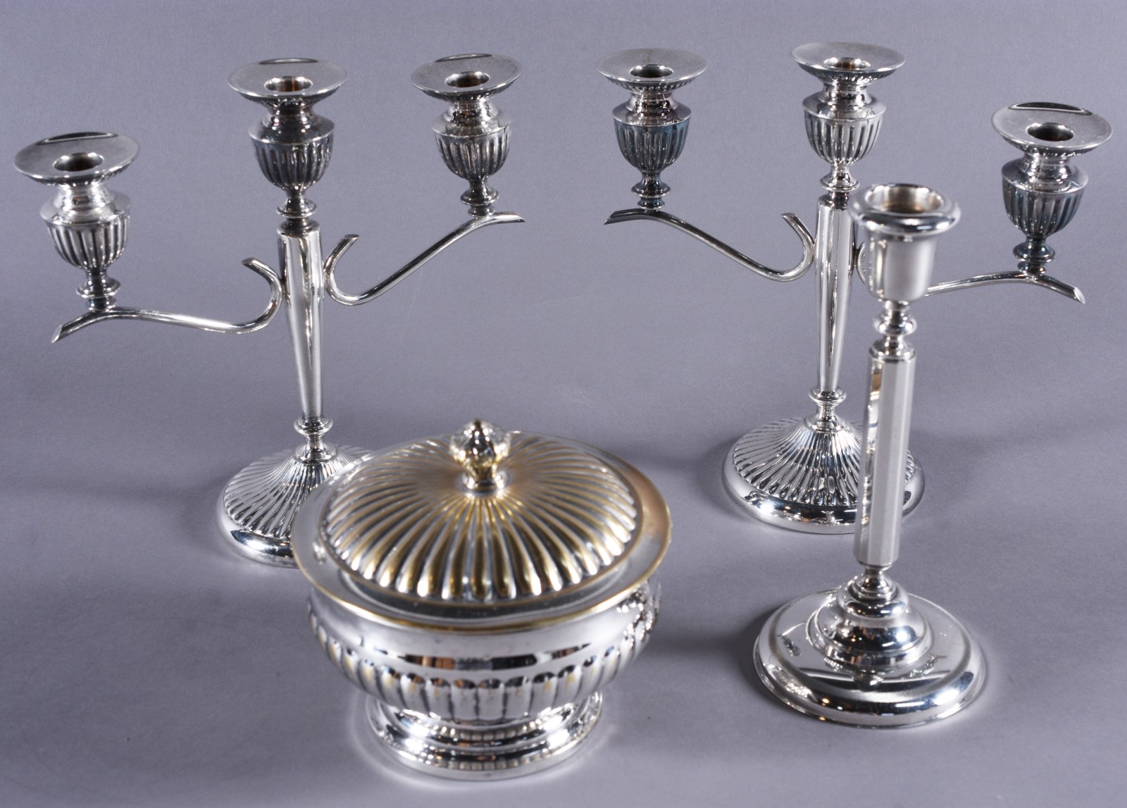 Diversas peças de metal prateado, sendo: par de candelabros, castiçal... - foto 1 de 9