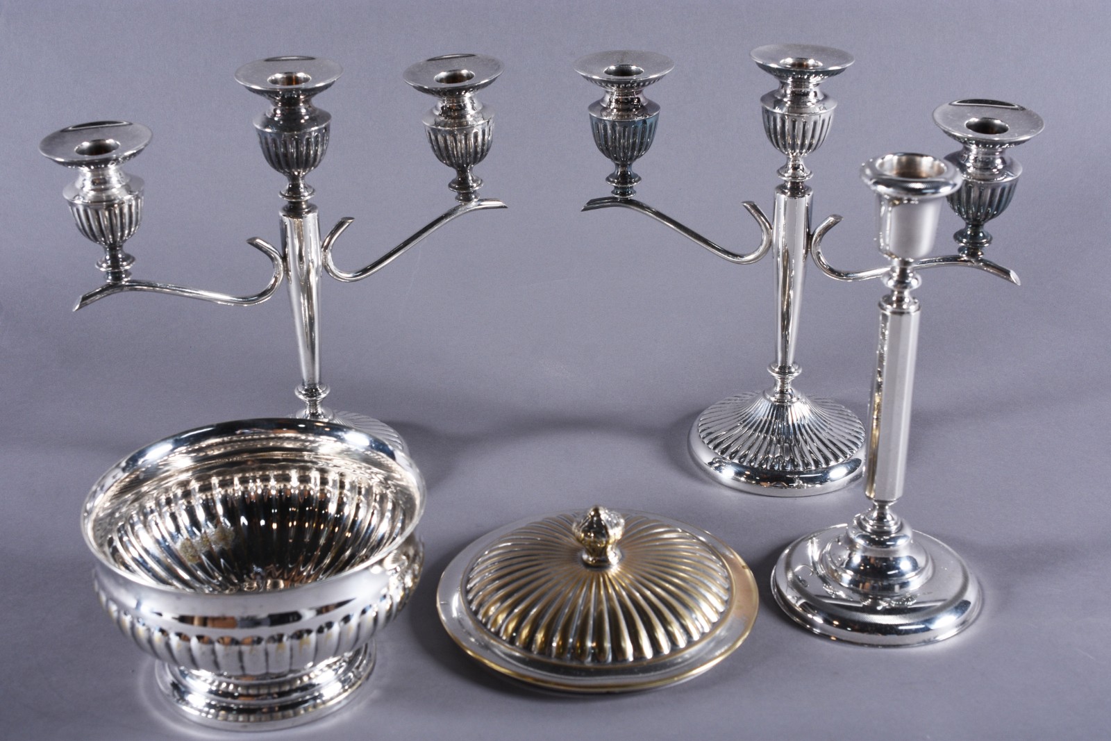 Diversas peças de metal prateado, sendo: par de candelabros, castiçal... - foto 2 de 9