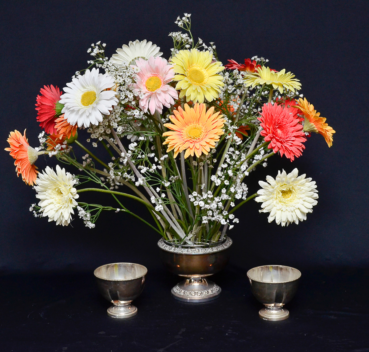 Tres peças de metal prateado, sendo floreira (diam.17 cm) e 2 bowls.