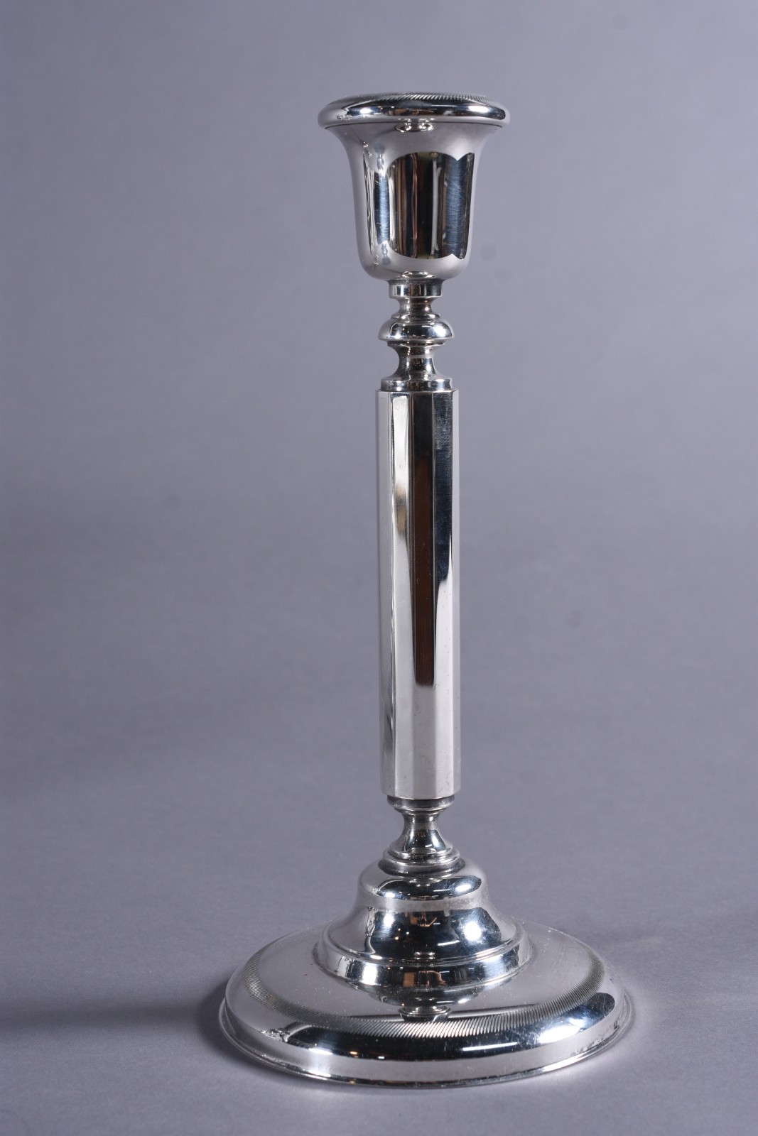 Diversas peças de metal prateado, sendo: par de candelabros, castiçal... - foto 7 de 9