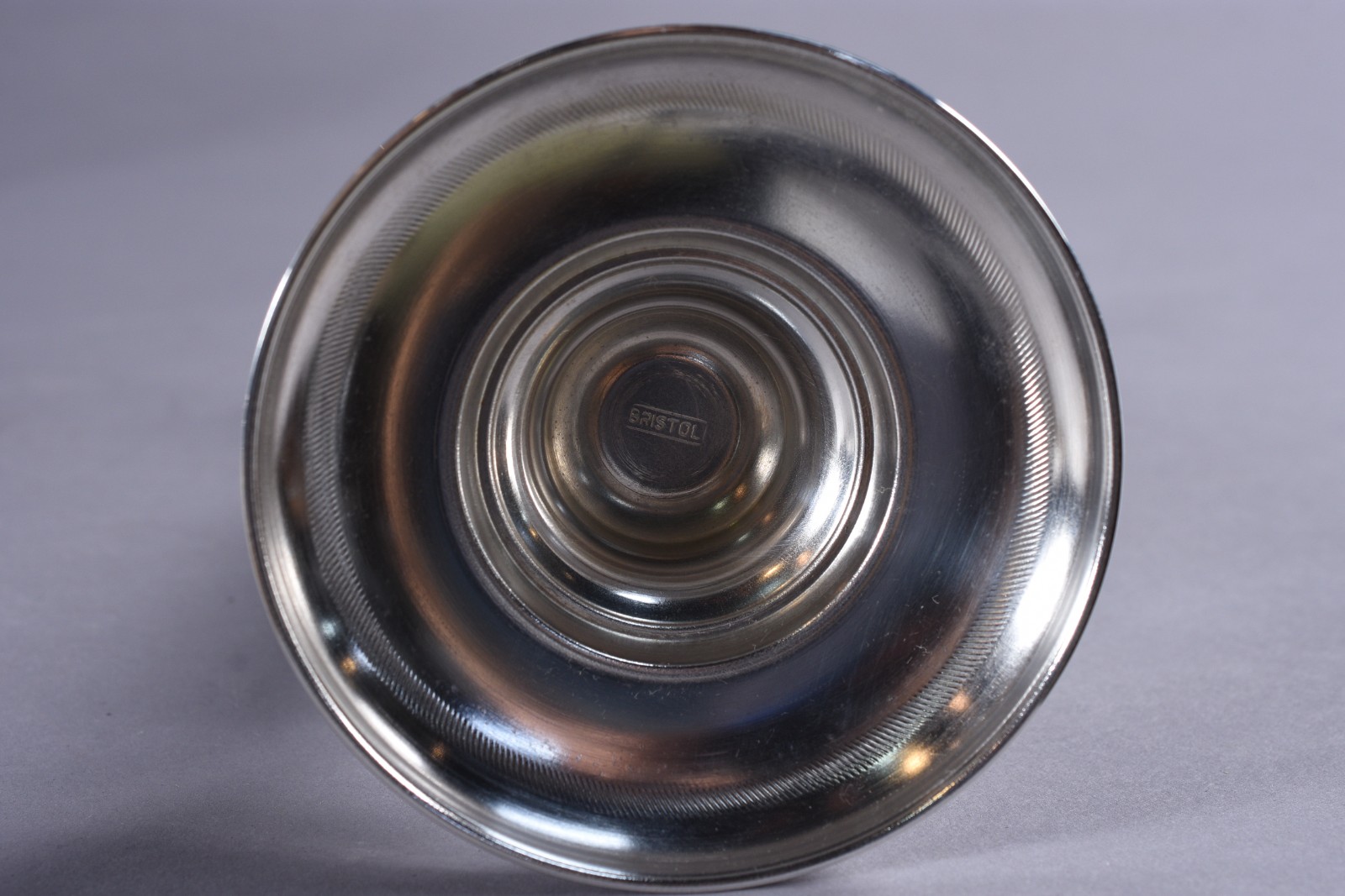 Diversas peças de metal prateado, sendo: par de candelabros, castiçal... - foto 9 de 9
