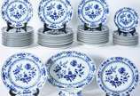 Vista Alegre (1824),  - Serviço de jantar de porcelana portuguesa decorada em azul e branco,  composto de: 12 pratos rasos, 12 pratos fundos, 12 pratos de sobremesa, 12 para 