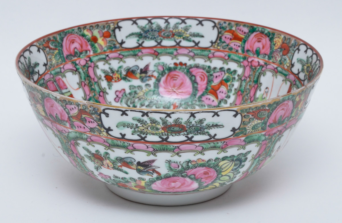 Bowl de porcelana chinesa ao gosto da familia rosa. Diam.26 alt.11 cm.