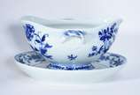 Vista Alegre (1824),  - Serviço de jantar de porcelana portuguesa decorada em azul e branco,  composto de: 12 pratos rasos, 12 pratos fundos, 12 pratos de sobremesa, 12 para 