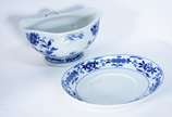 Vista Alegre (1824),  - Serviço de jantar de porcelana portuguesa decorada em azul e branco,  composto de: 12 pratos rasos, 12 pratos fundos, 12 pratos de sobremesa, 12 para 