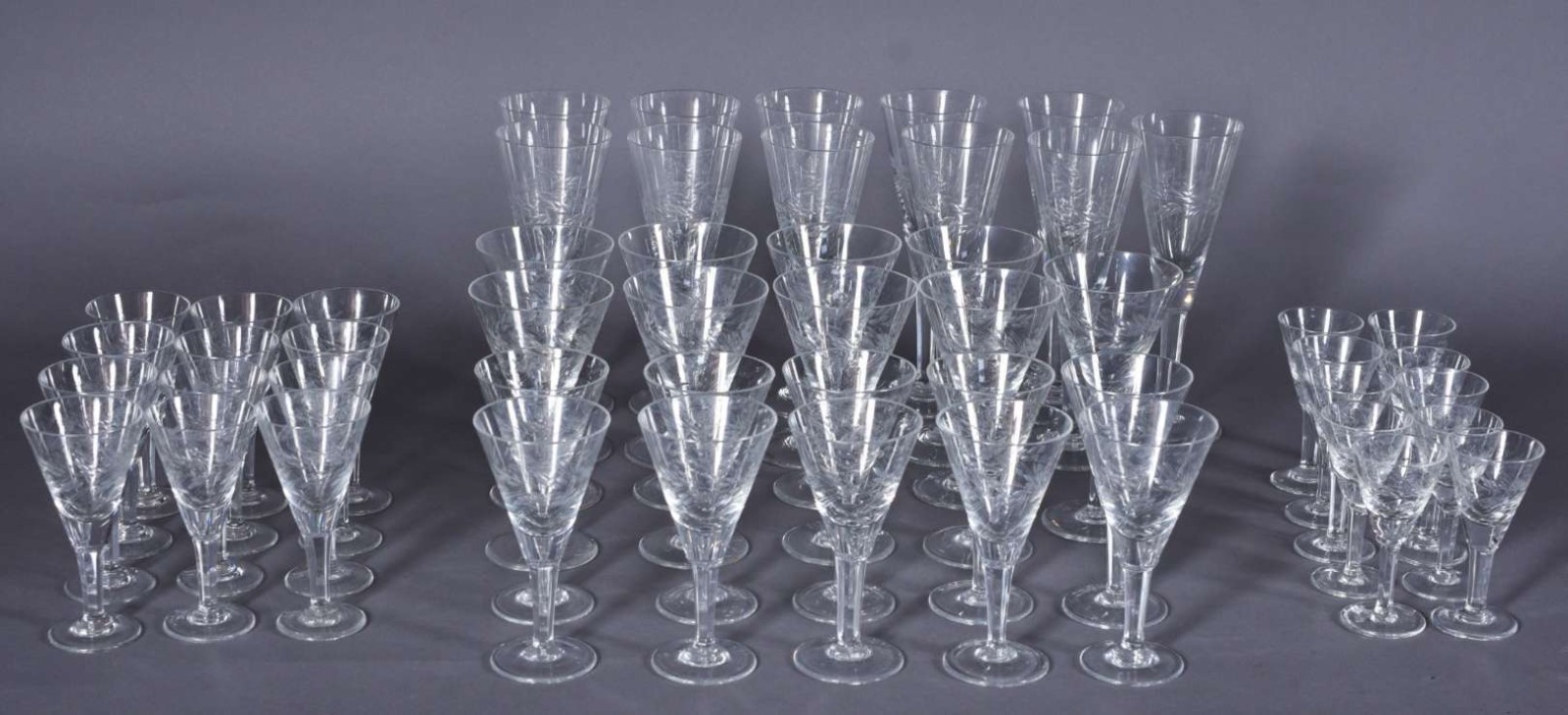 Serviço de cristal com folhas lapidadas, composto de: 10 taças para... - foto 2 de 5