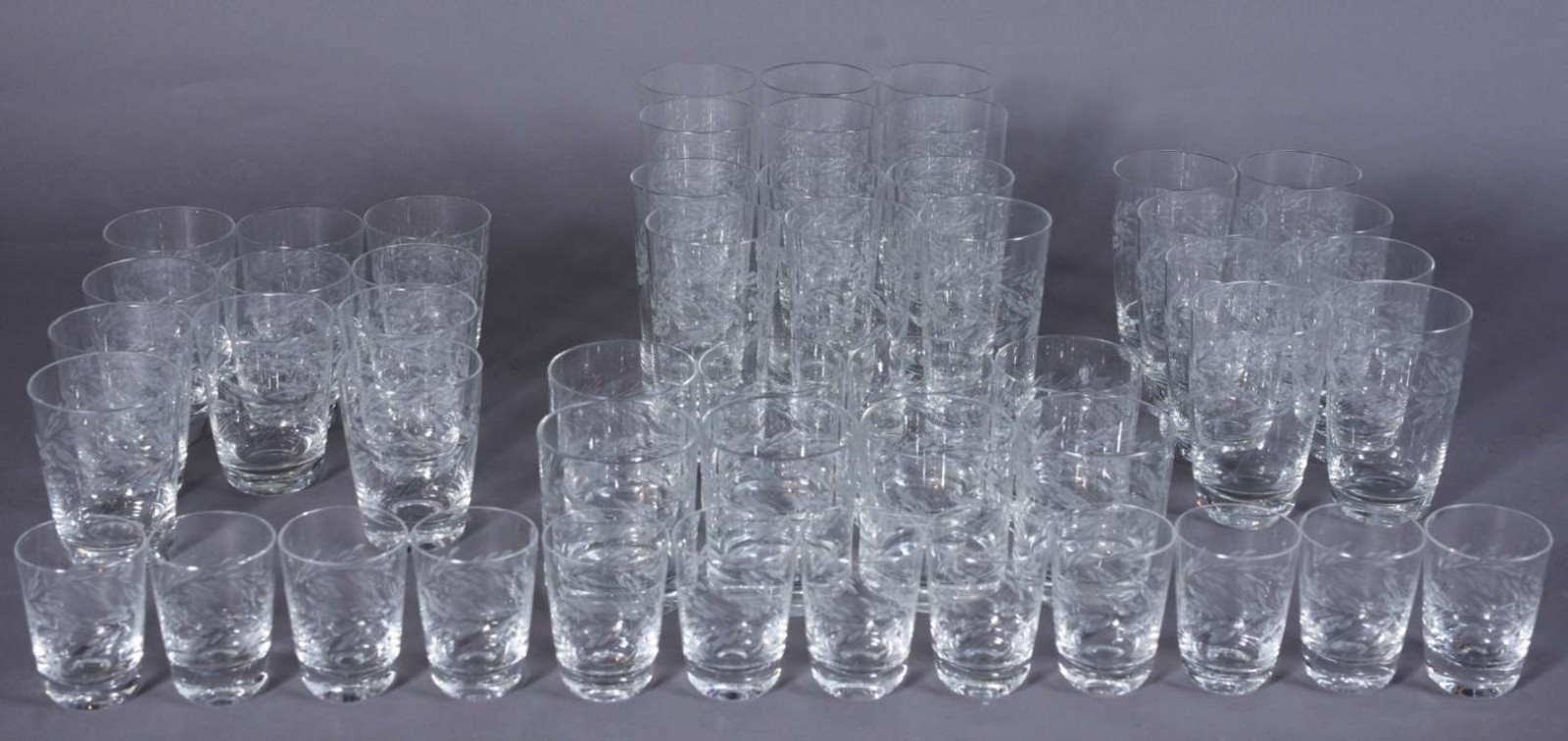 Serviço de cristal com folhas lapidadas, composto de: 10 taças para... - foto 3 de 5