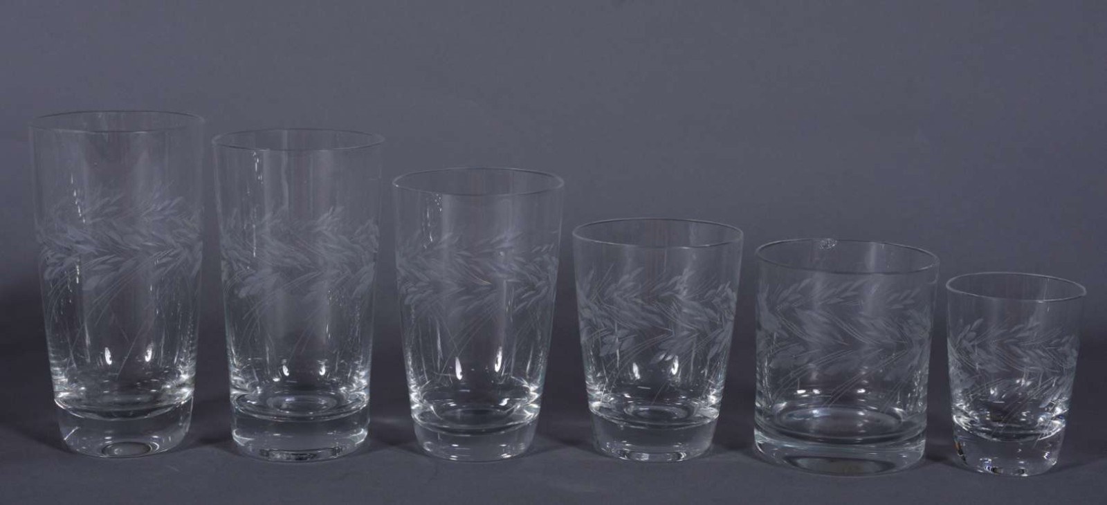 Serviço de cristal com folhas lapidadas, composto de: 10 taças para... - foto 4 de 5