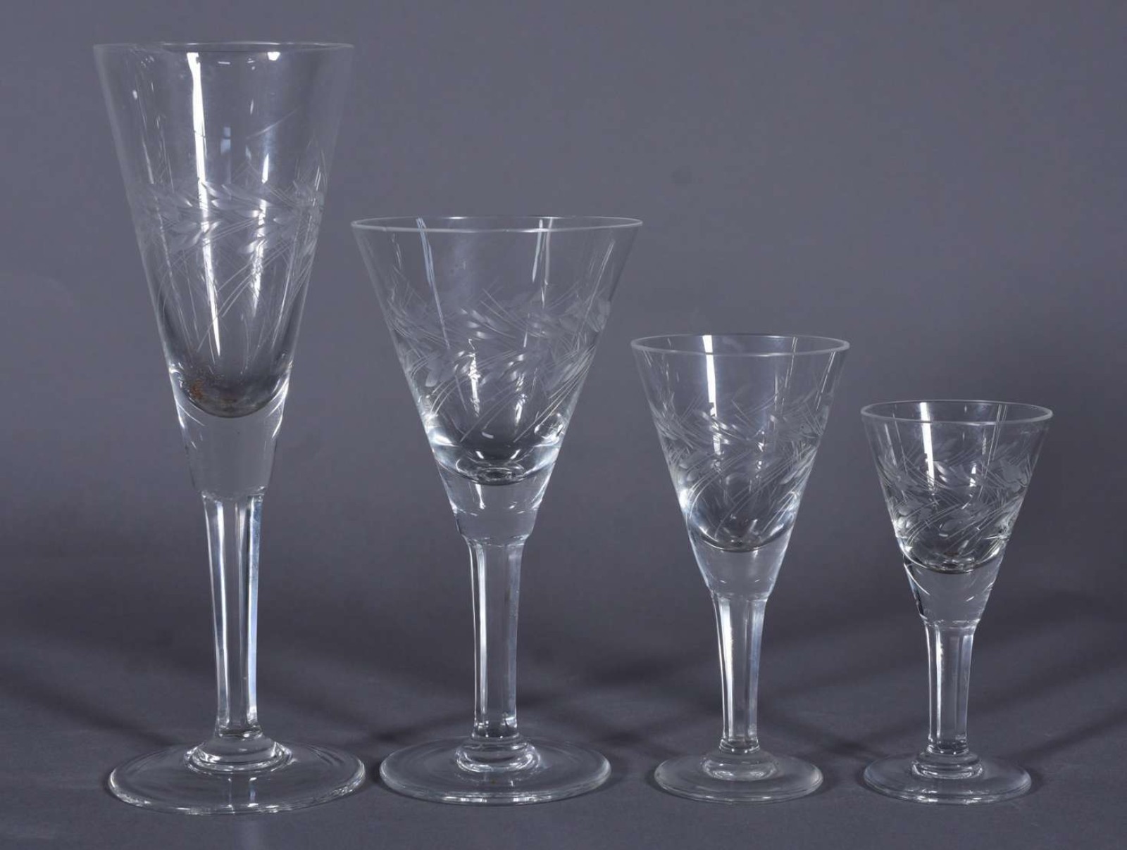 Serviço de cristal com folhas lapidadas, composto de: 10 taças para... - foto 5 de 5