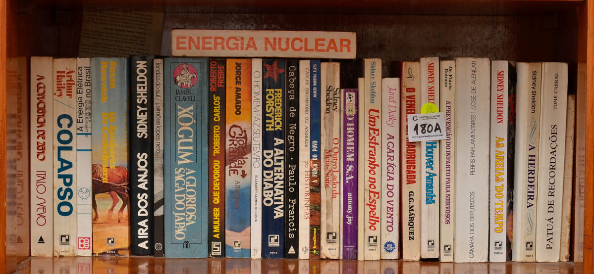Vinte oito livros diversos.