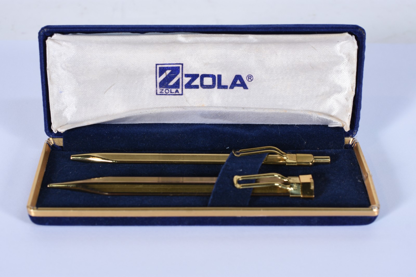 Caneta e lapiseira de metal dourado, marca "Zola", no estojo. - foto 1 de 8