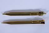 Caneta e lapiseira de metal dourado, marca "Zol... - Caneta e lapiseira de metal dourado, marca "Zola", no estojo.