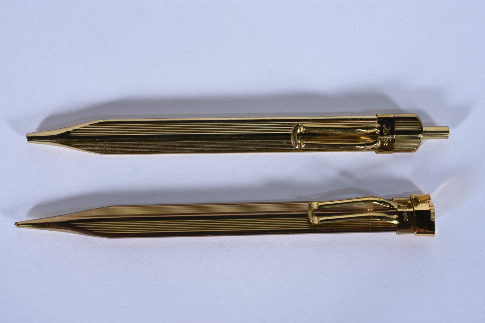Caneta e lapiseira de metal dourado, marca "Zola", no estojo. - foto 2 de 8