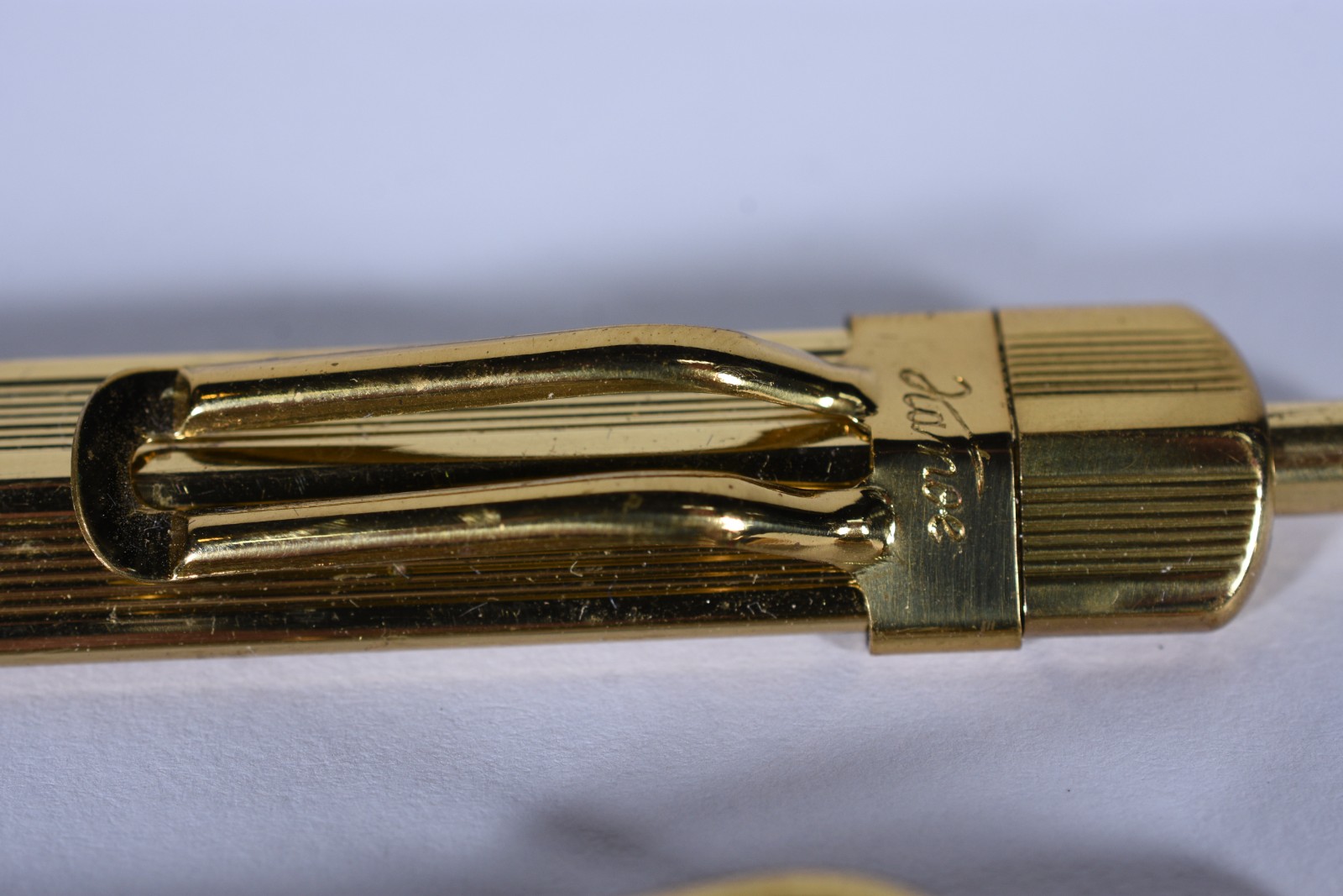 Caneta e lapiseira de metal dourado, marca "Zola", no estojo. - foto 3 de 8