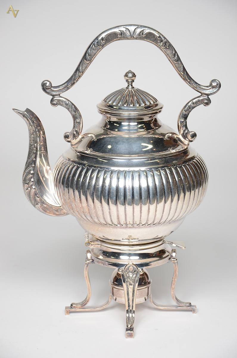 Samovar de metal prateado estilo ingles, corpo gomado, alça... - foto 1 de 2