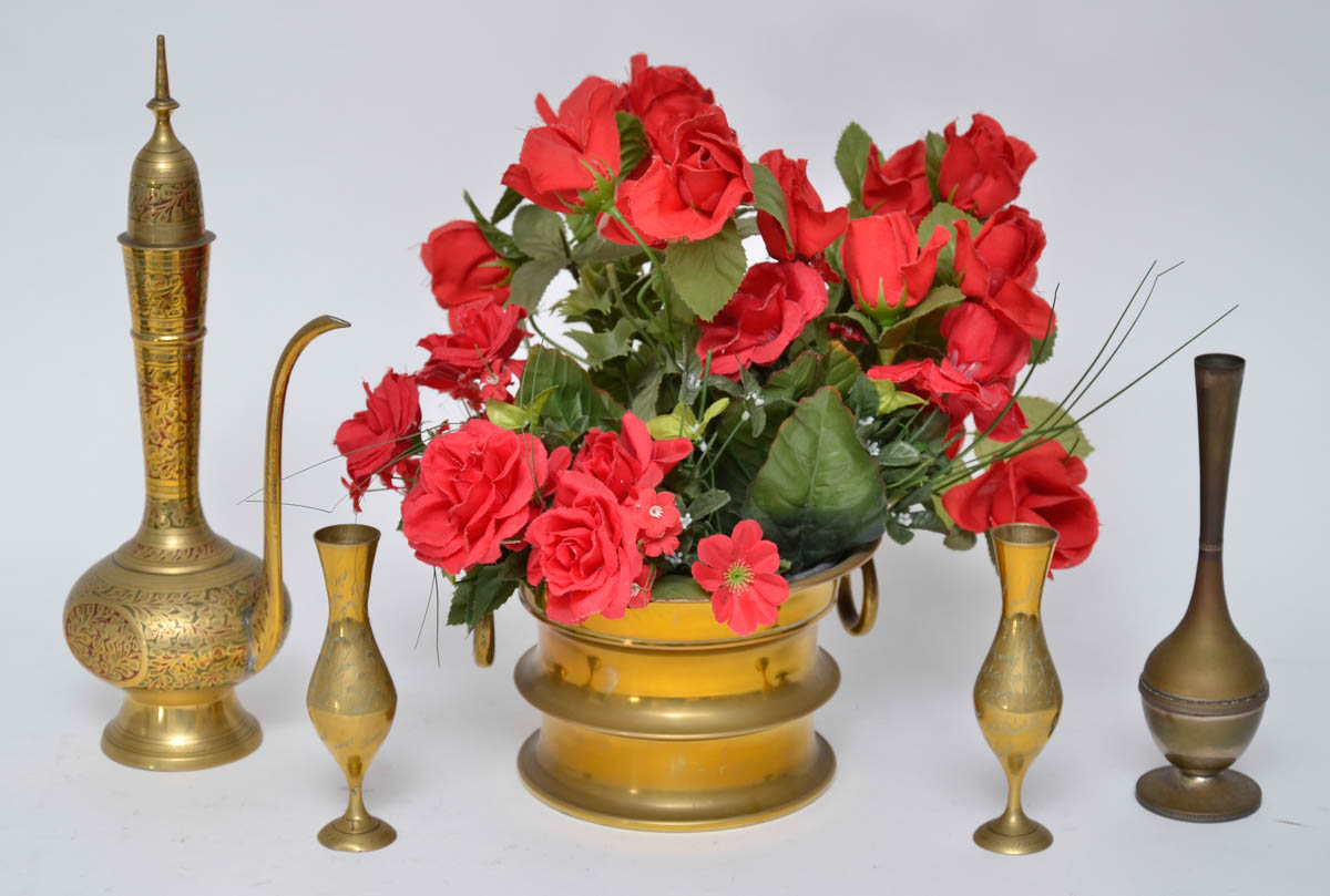 Cinco peças diversas de metal dourado ( alt. 37 a 13 cm)