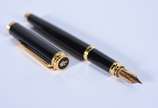 Waterman (1883),  - Caneta tinteiro francesa de metal dourado e preto, no estojo.