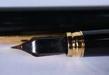 Waterman (1883),  - Caneta tinteiro francesa de metal dourado e preto, no estojo.