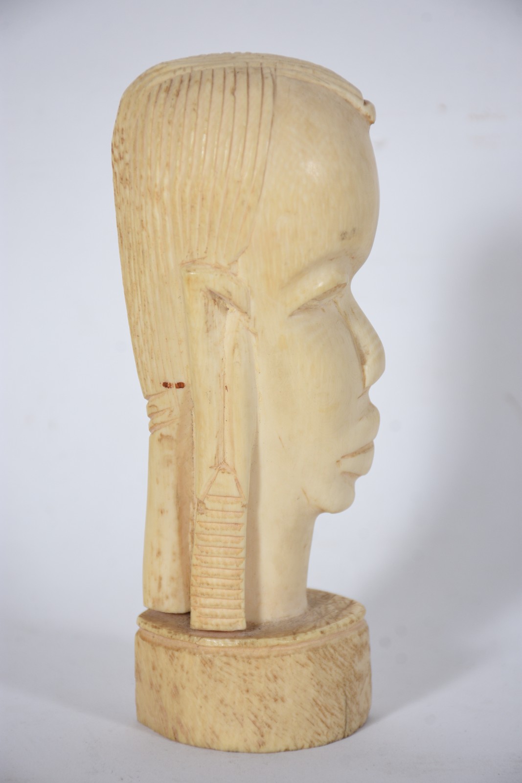 Cabeça de marfim representando africana. - foto 4 de 7