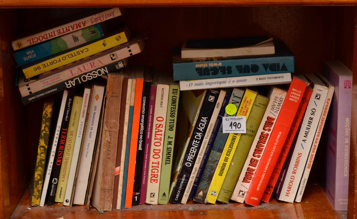 Trinta e cinco livros diversos.