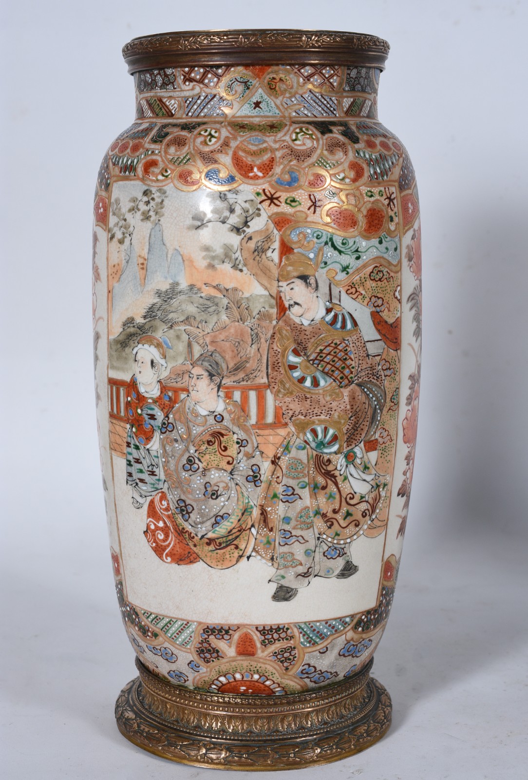 Vaso de porcelana japonesa Satzuma ricamente decorado com figuras... - foto 1 de 11