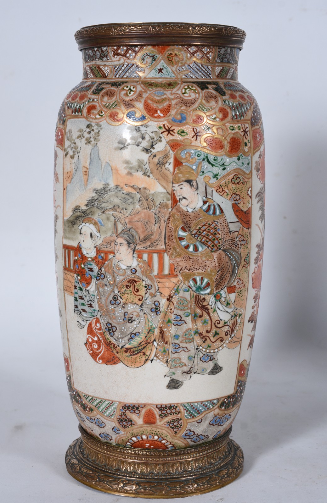 Vaso de porcelana japonesa Satzuma ricamente decorado com figuras... - foto 2 de 11