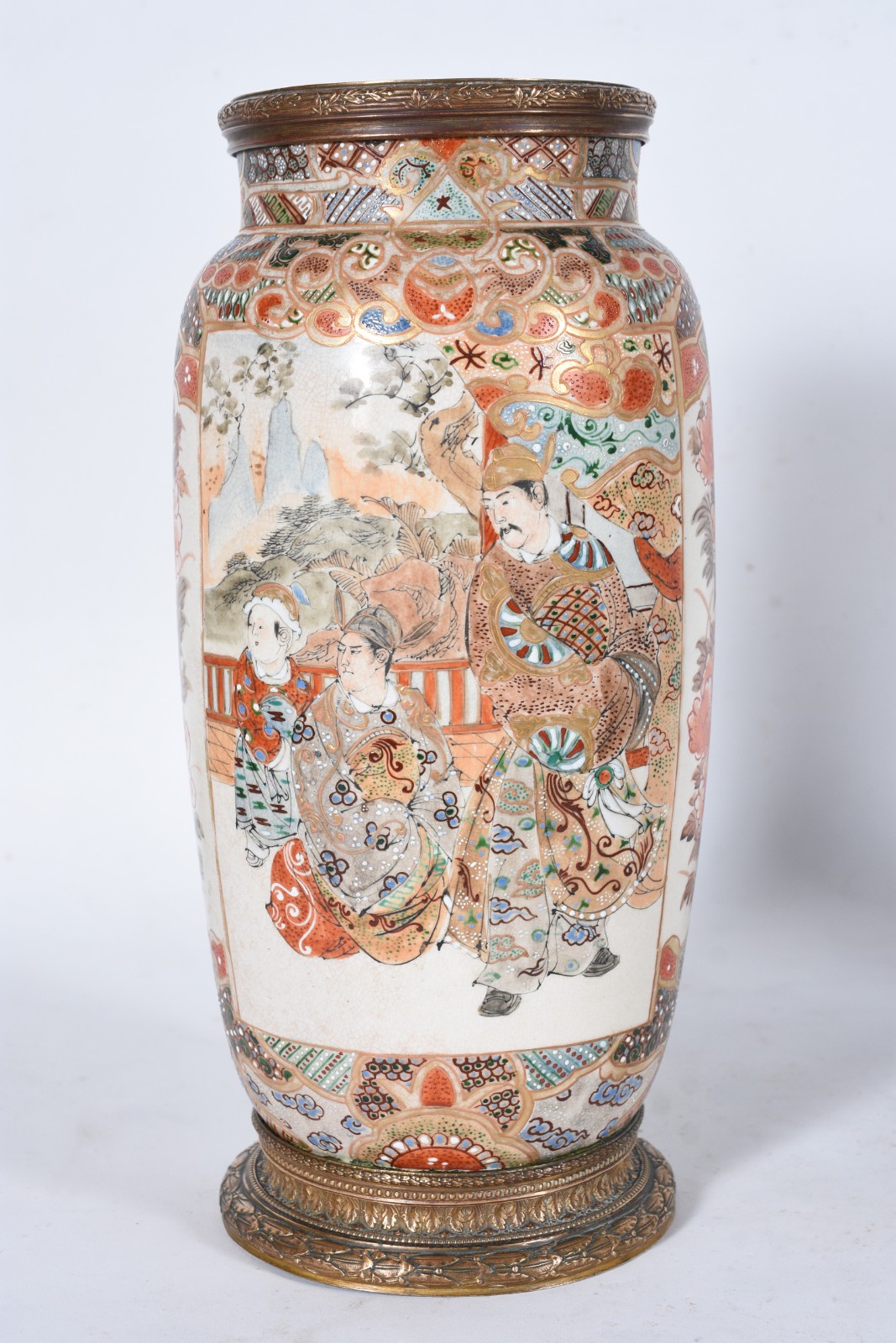 Vaso de porcelana japonesa Satzuma ricamente decorado com figuras... - foto 3 de 11