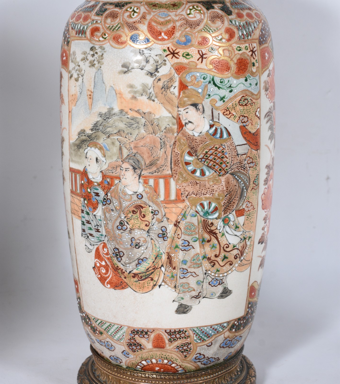 Vaso de porcelana japonesa Satzuma ricamente decorado com figuras... - foto 4 de 11