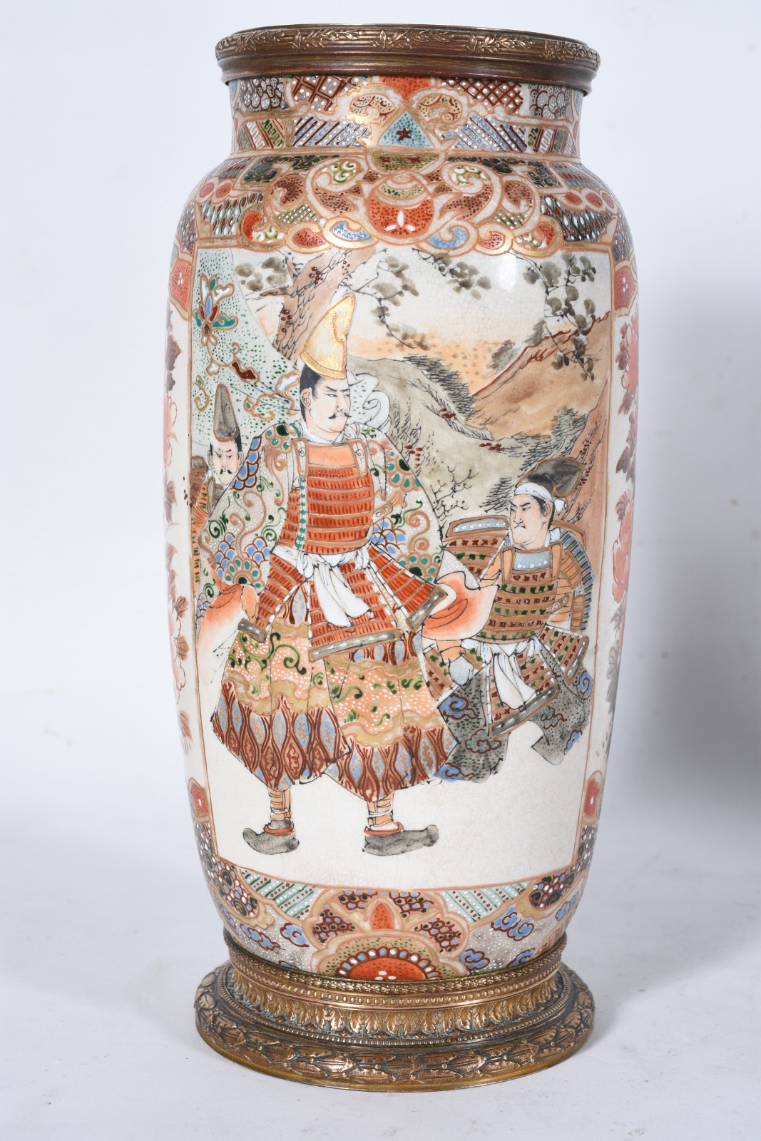 Vaso de porcelana japonesa Satzuma ricamente decorado com figuras... - foto 5 de 11