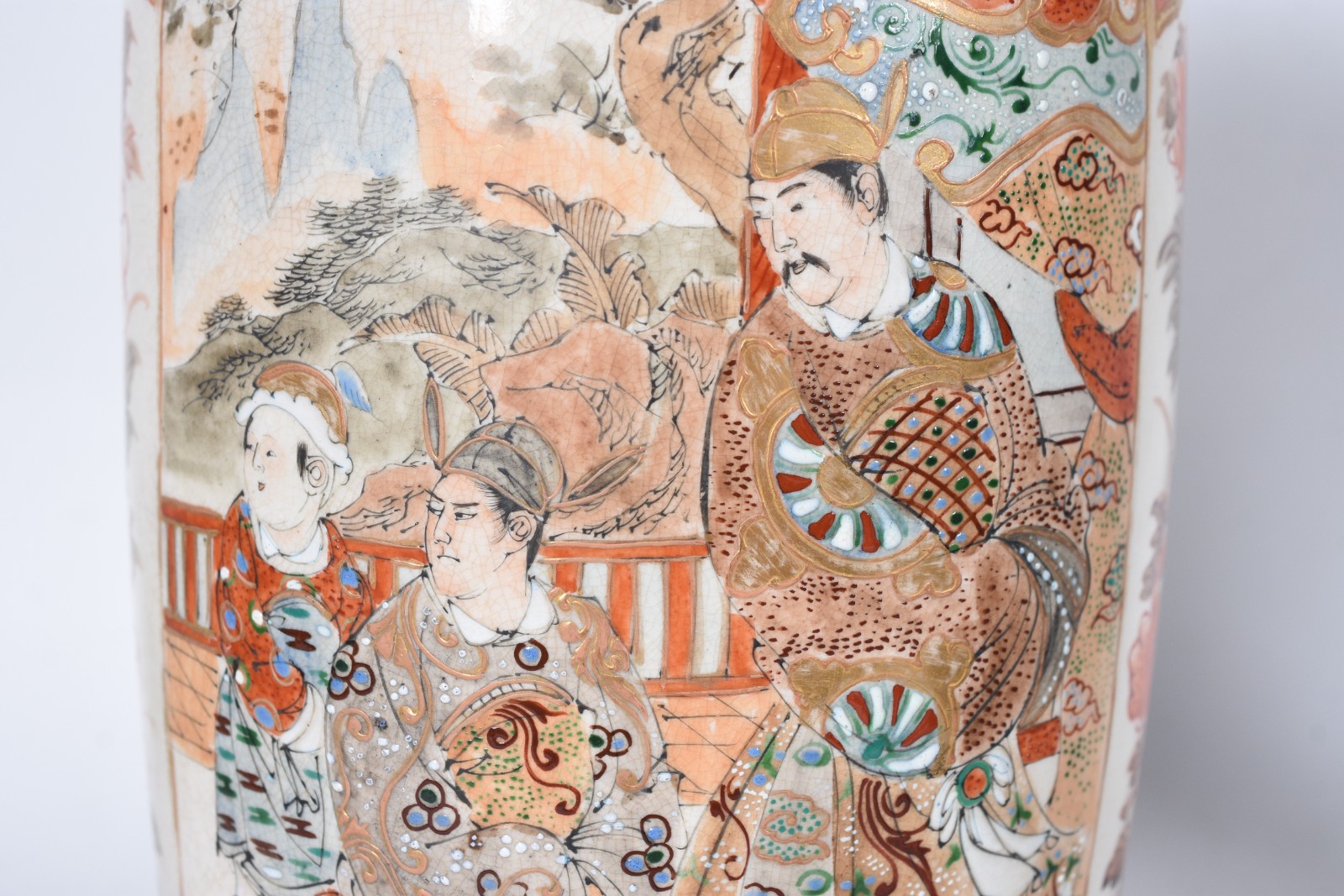 Vaso de porcelana japonesa Satzuma ricamente decorado com figuras... - foto 7 de 11