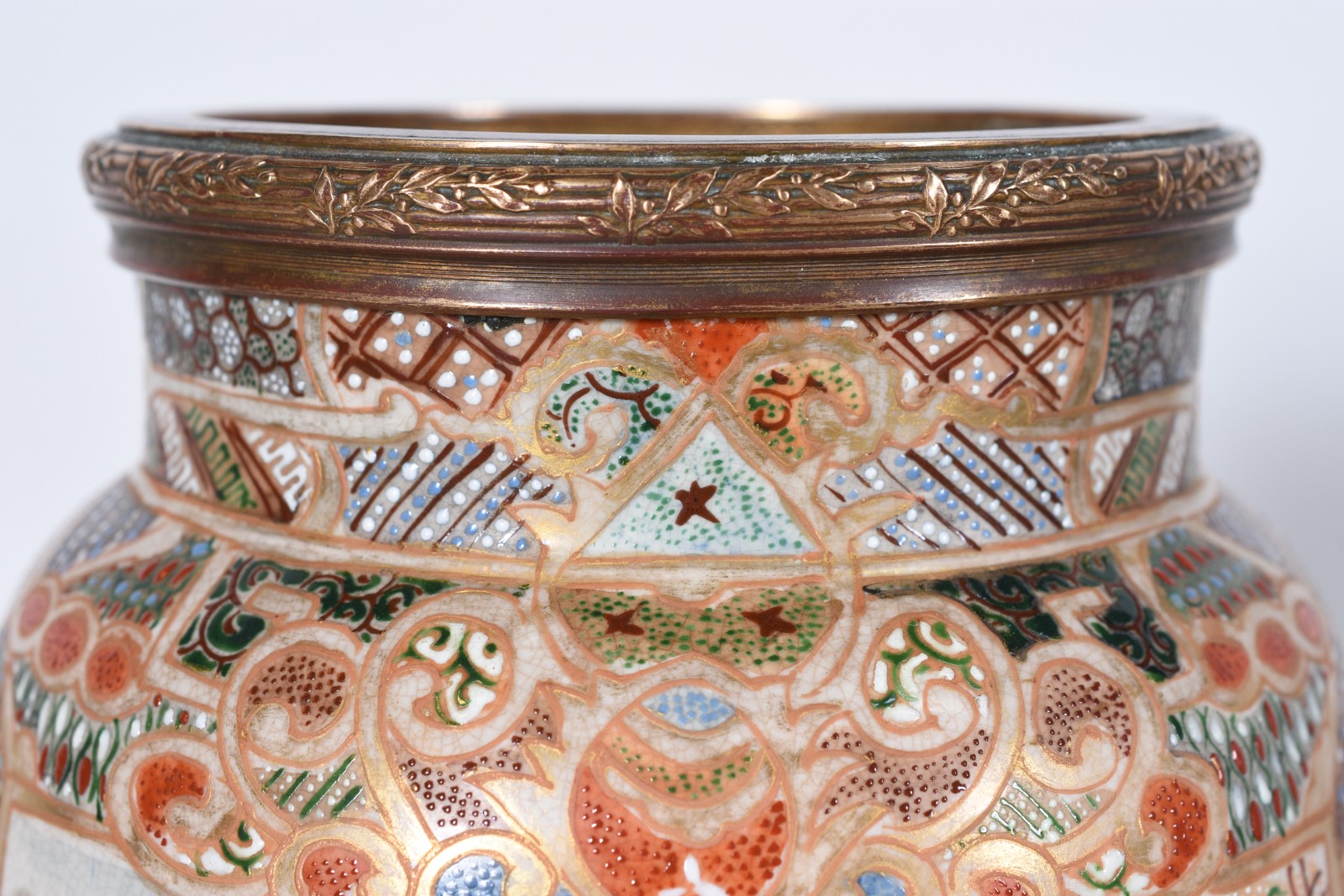 Vaso de porcelana japonesa Satzuma ricamente decorado com figuras... - foto 8 de 11