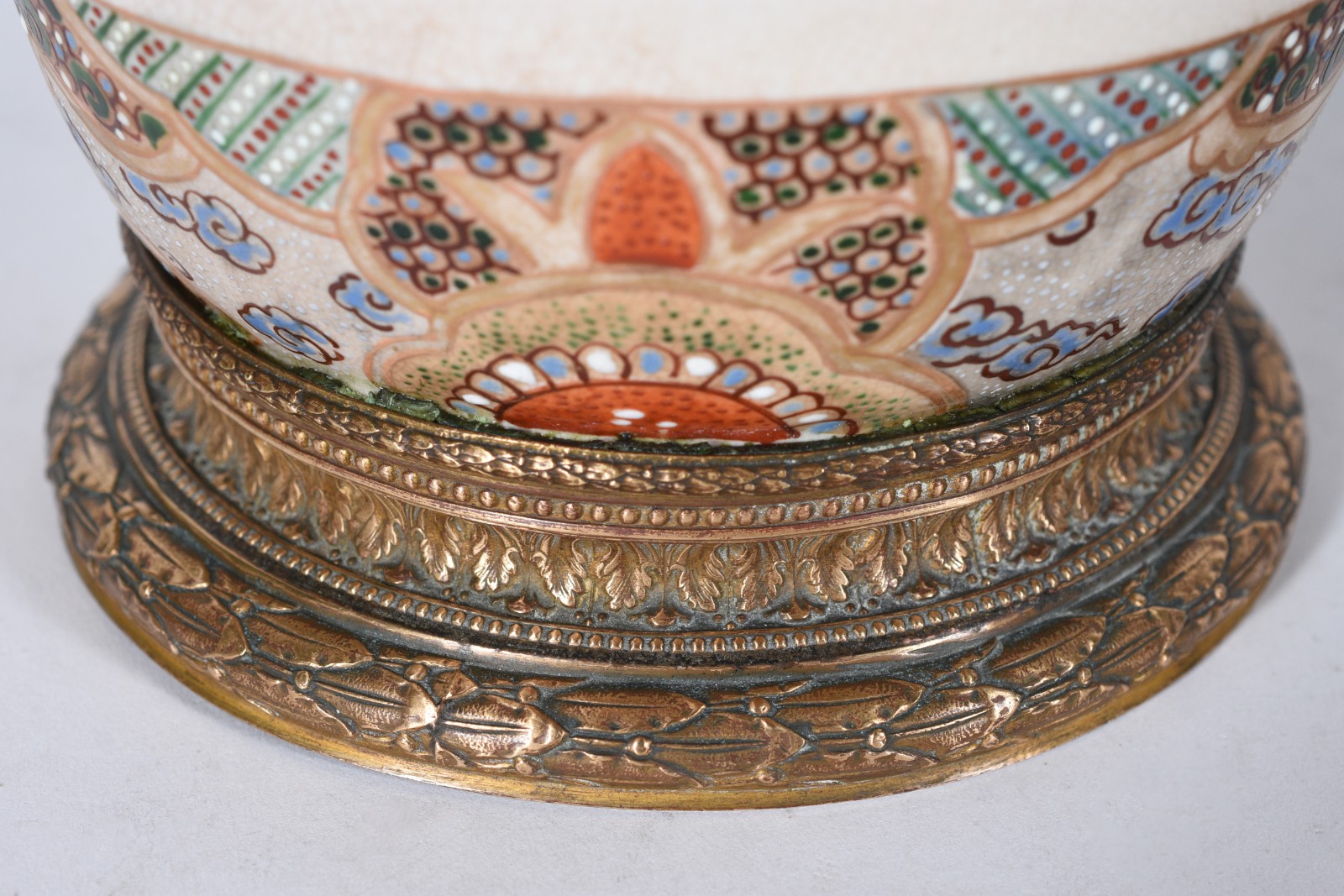 Vaso de porcelana japonesa Satzuma ricamente decorado com figuras... - foto 9 de 11