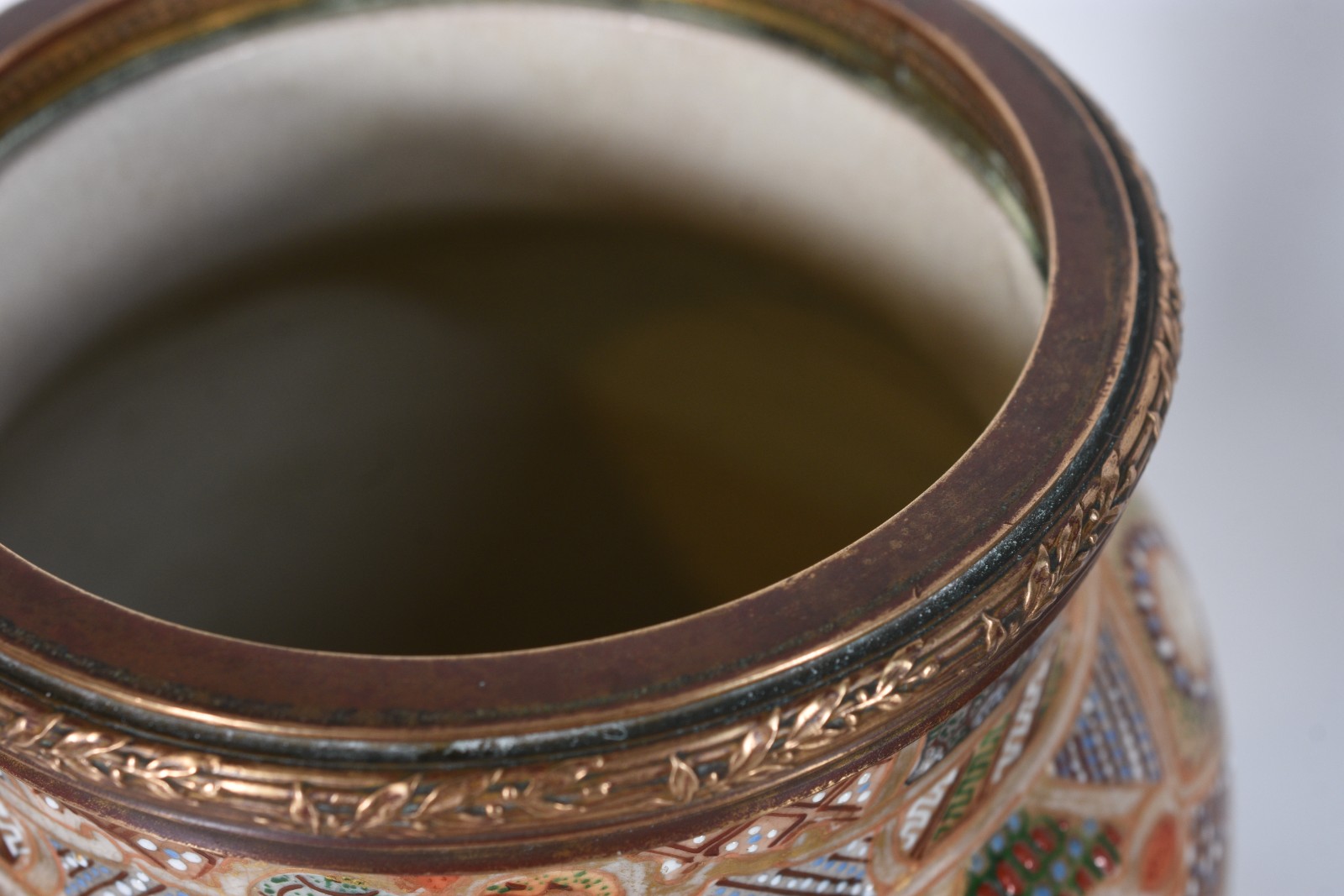 Vaso de porcelana japonesa Satzuma ricamente decorado com figuras... - foto 11 de 11