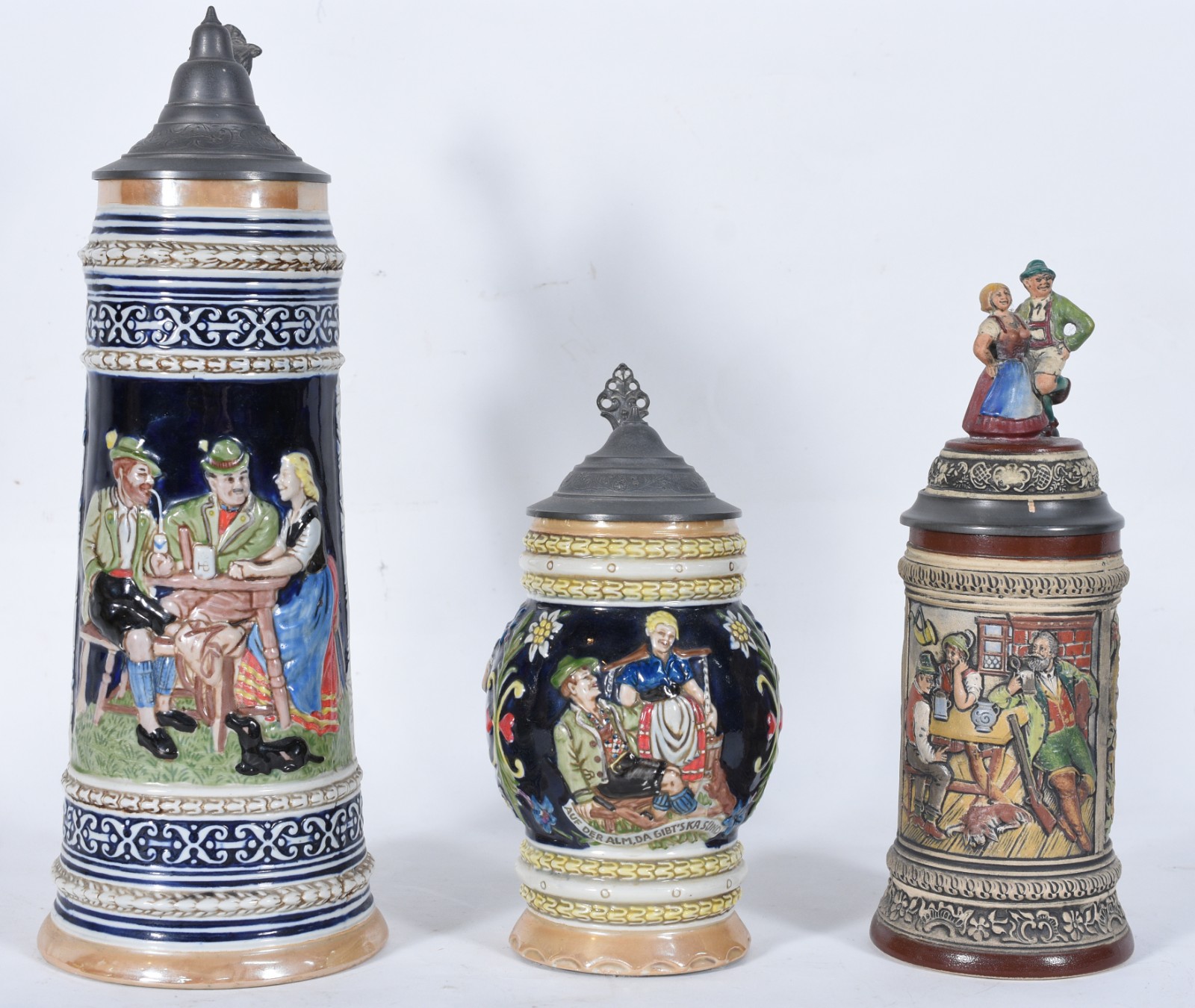 Três canecas de cerâmica com figuras em relevo policromado, tampas de... - foto 2 de 10