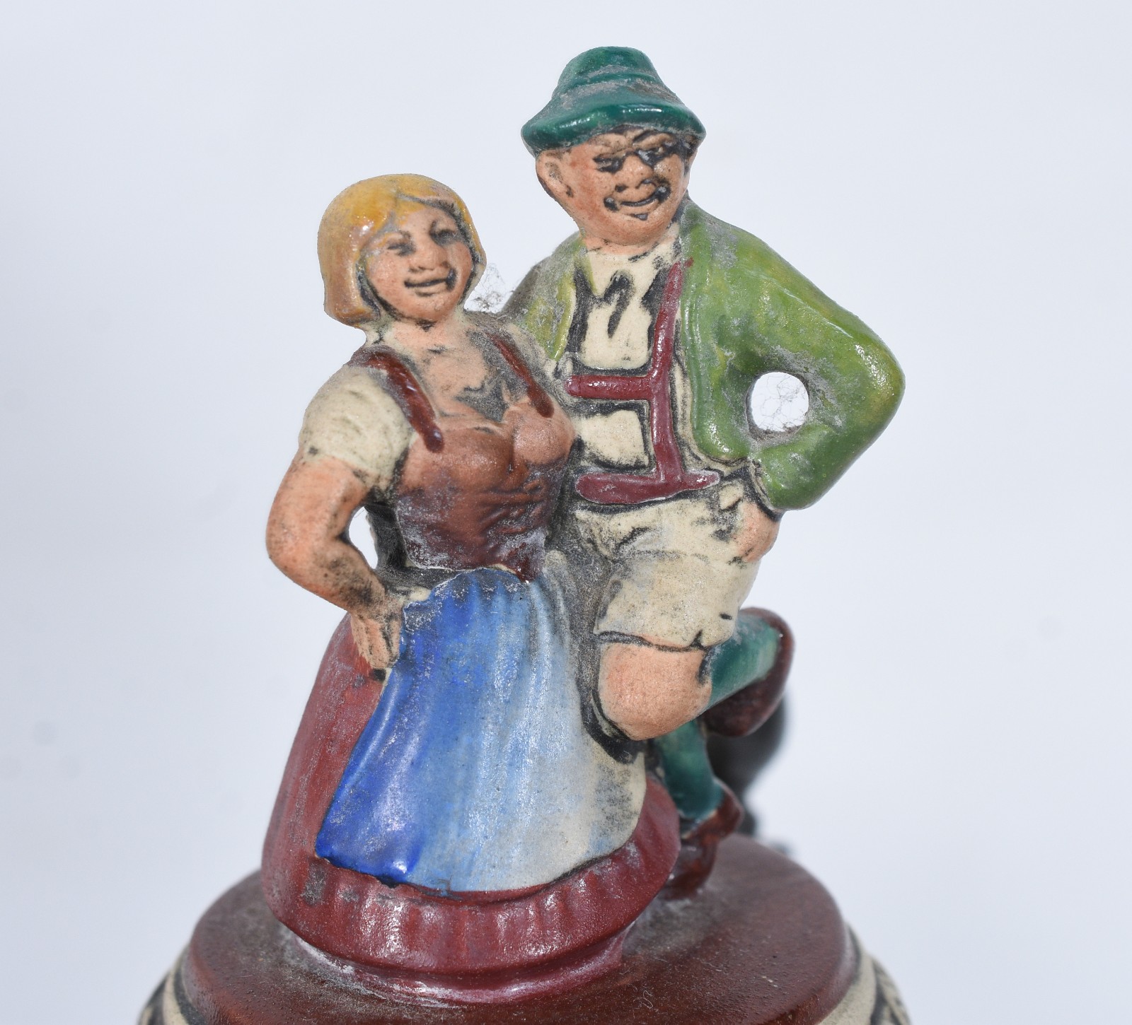 Três canecas de cerâmica com figuras em relevo policromado, tampas de... - foto 3 de 10