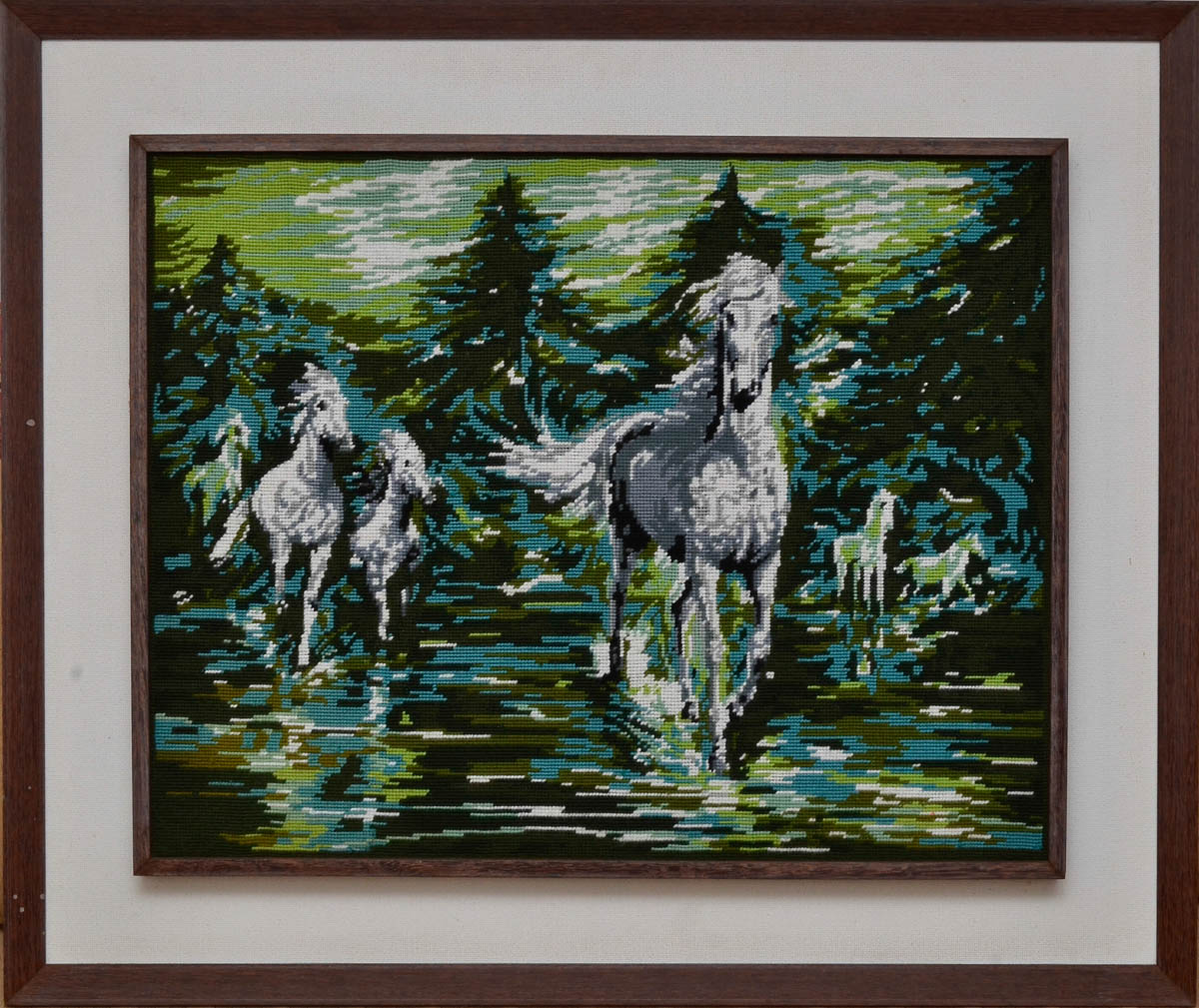 Tapeçaria com figuras de cavalos. Med. 54 x 69 cm.