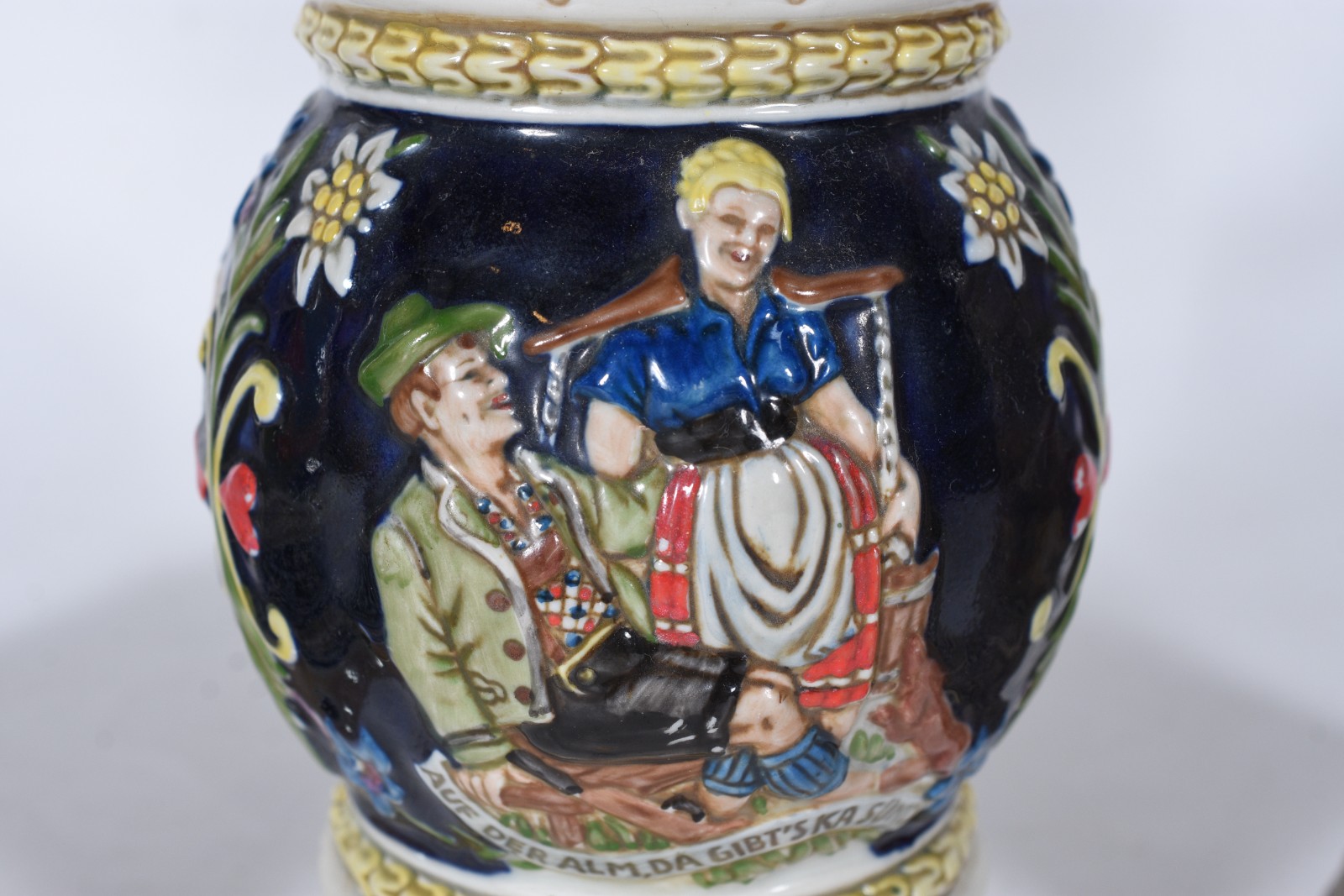Três canecas de cerâmica com figuras em relevo policromado, tampas de... - foto 6 de 10