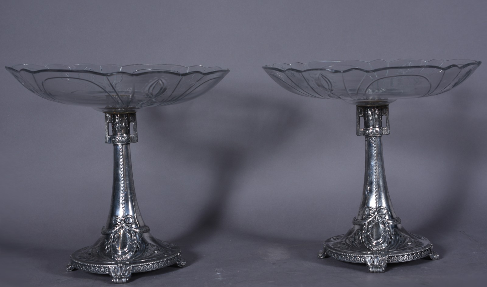 Par de fruteiras Art Nouveau de pé alto em metal prateado com... - foto 2 de 11