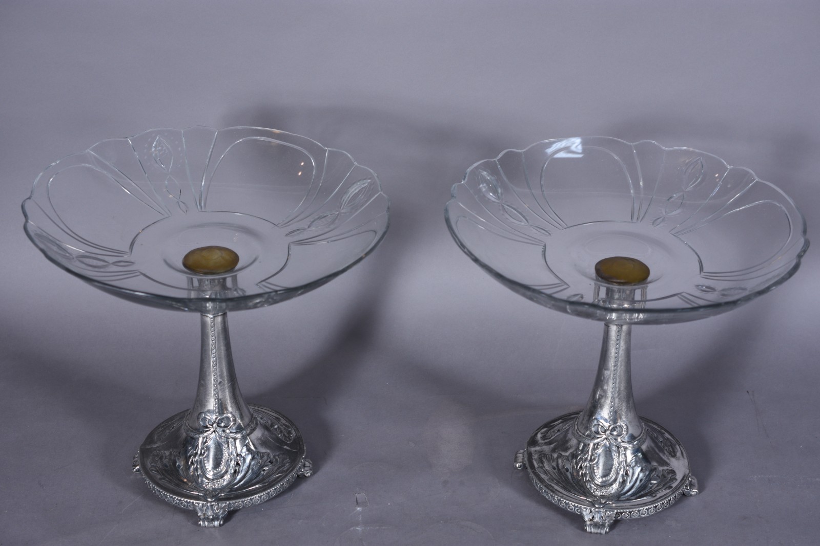 Par de fruteiras Art Nouveau de pé alto em metal prateado com... - foto 1 de 11