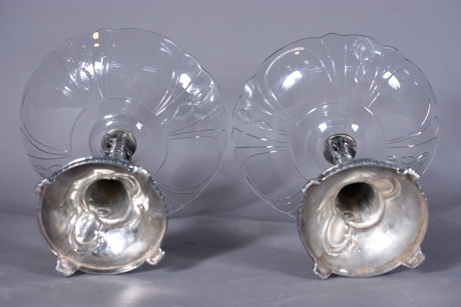 Par de fruteiras Art Nouveau de pé alto em metal prateado com... - foto 3 de 11