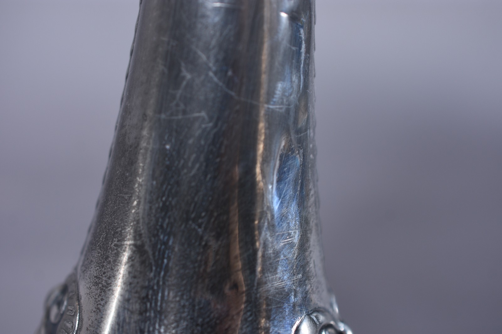 Par de fruteiras Art Nouveau de pé alto em metal prateado com... - foto 4 de 11
