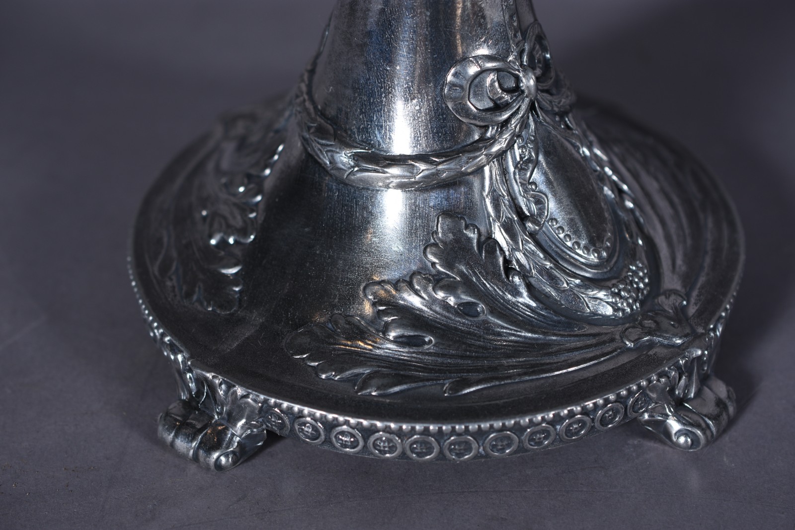 Par de fruteiras Art Nouveau de pé alto em metal prateado com... - foto 5 de 11