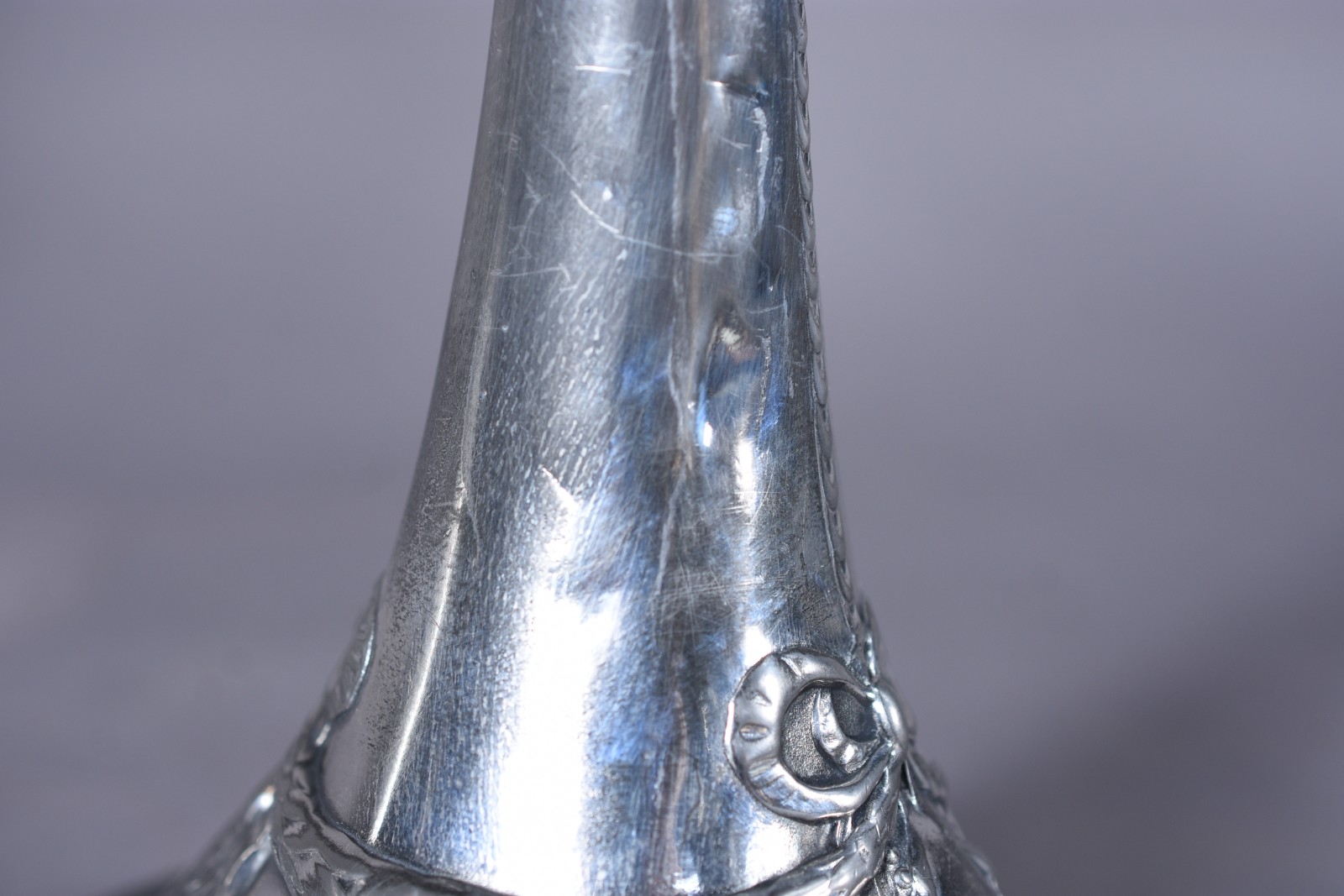 Par de fruteiras Art Nouveau de pé alto em metal prateado com... - foto 6 de 11