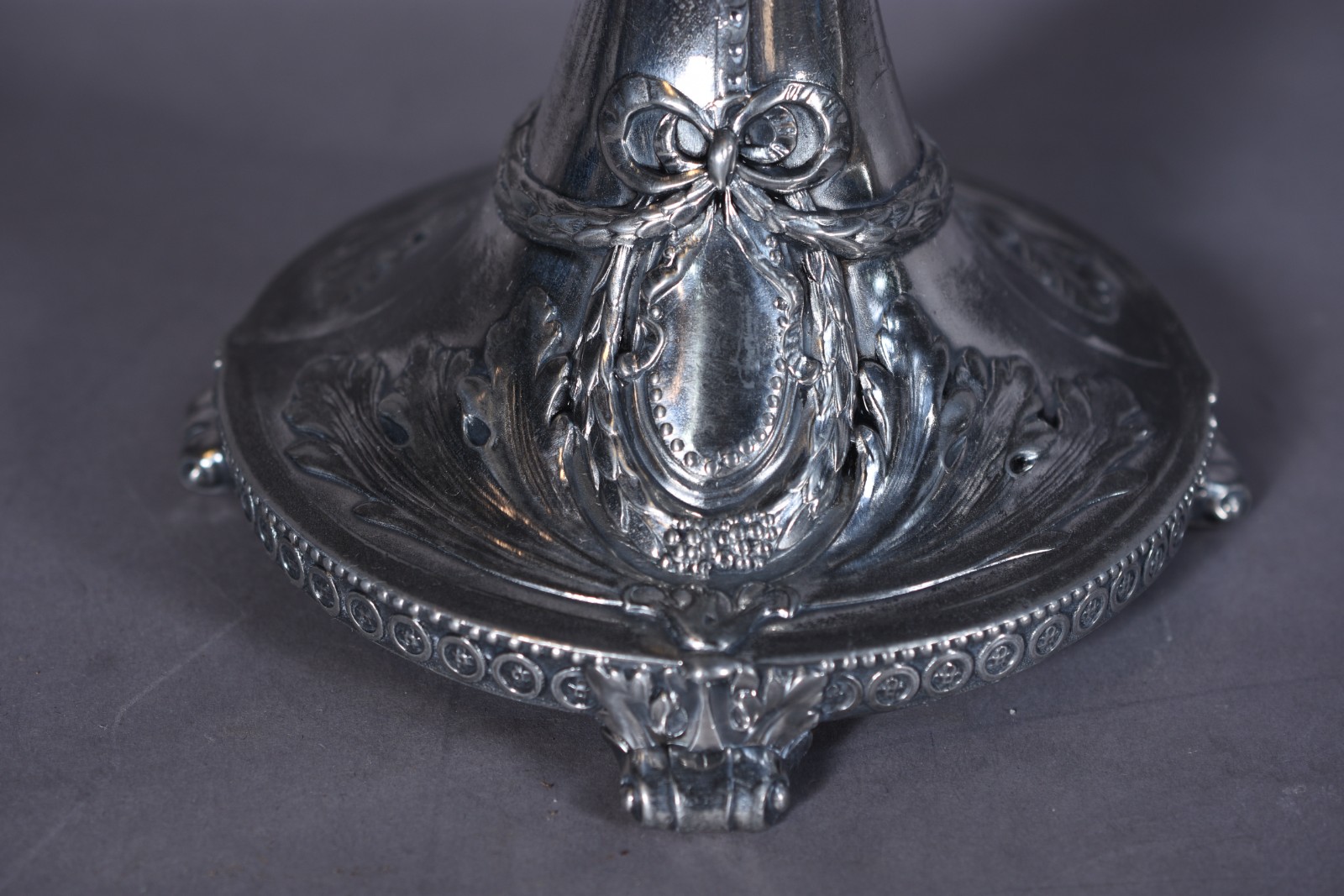 Par de fruteiras Art Nouveau de pé alto em metal prateado com... - foto 8 de 11