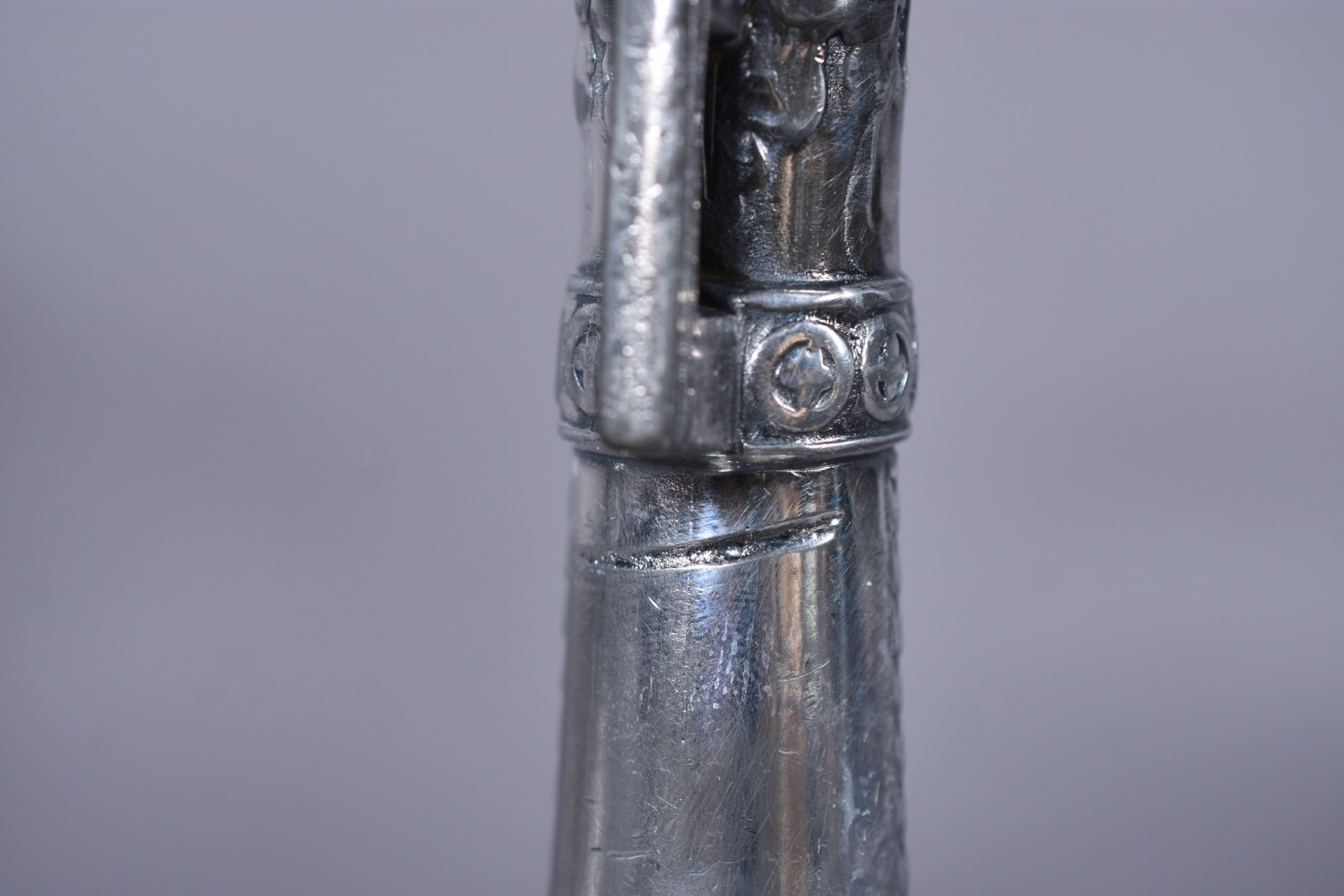 Par de fruteiras Art Nouveau de pé alto em metal prateado com... - foto 10 de 11