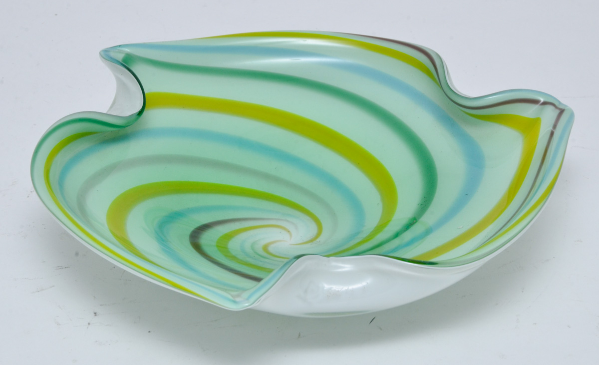 Cinzeiro de murano na cor verde com serpentinas coloridas, borda...
