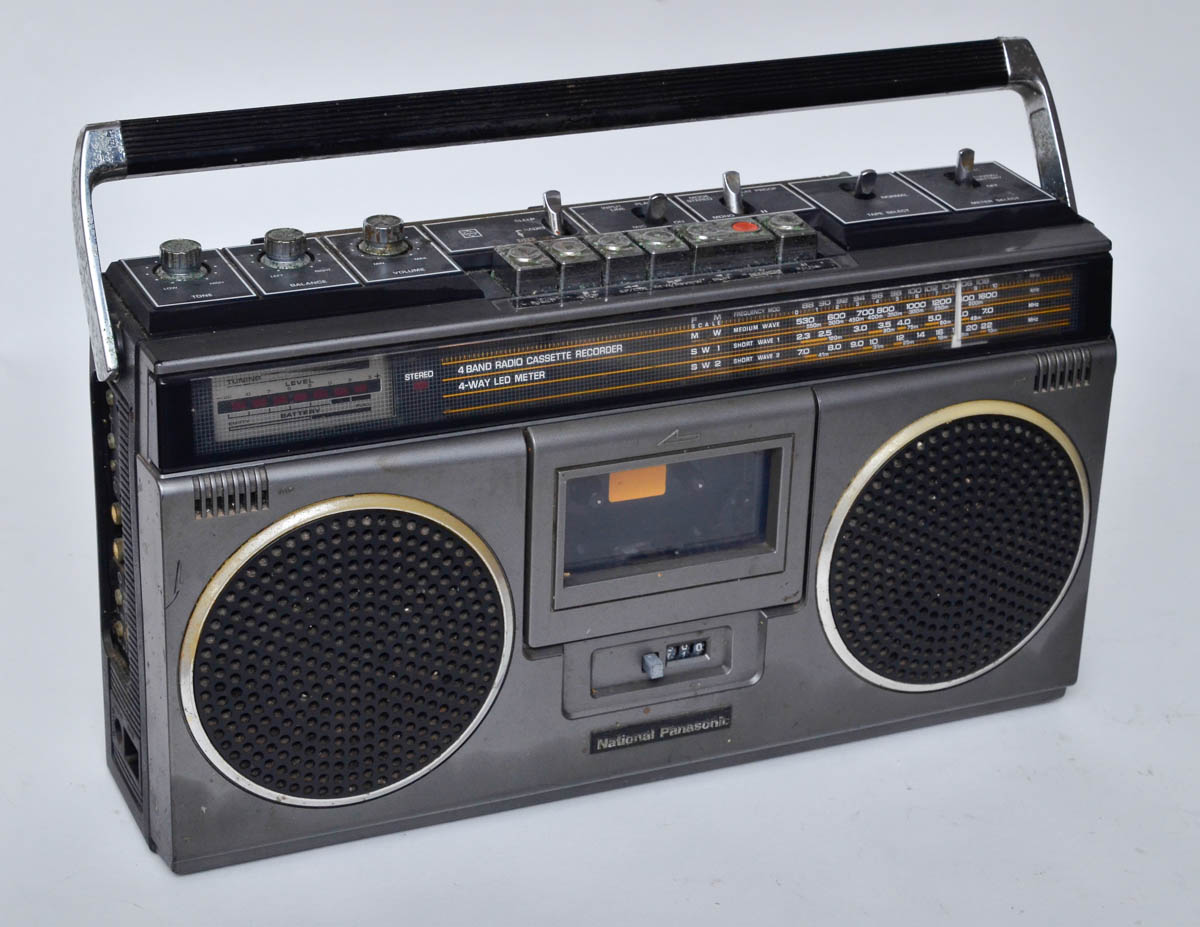 Rádio/cassette PANASONIC, acompanham 45 fitas cassette. - foto 1 de 2