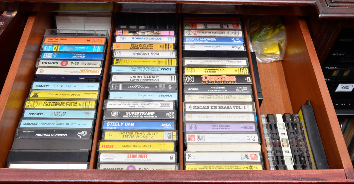 Rádio/cassette PANASONIC, acompanham 45 fitas cassette. - foto 2 de 2